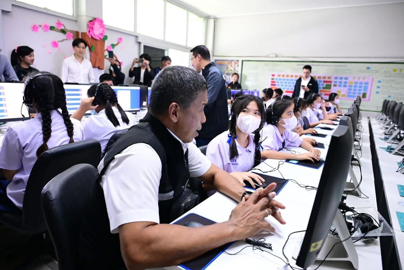 Students using Edsy in the classroom